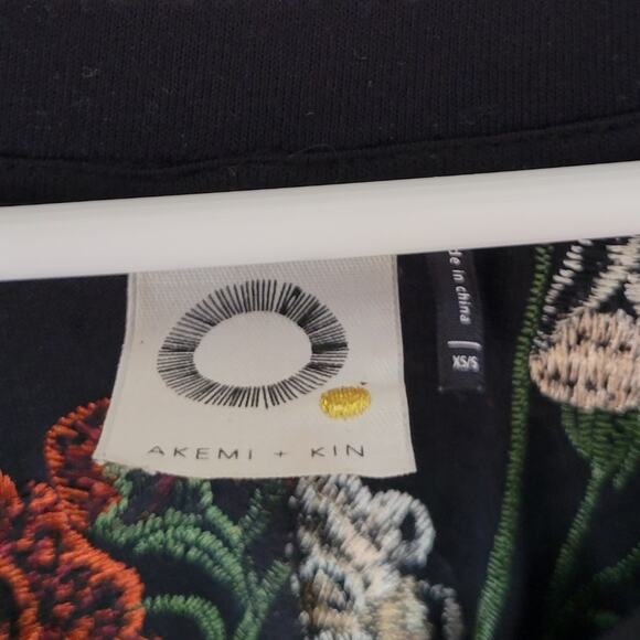 Anthropologie Akemi + Kin Allora Embroidered Top Size XS/S Oversized - Picture 4 of 7